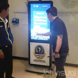 Instalasi kiosk di lokasi klien