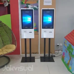Detail hasil jadi — close-up material & touchscreen