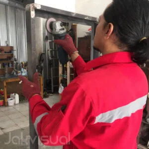 Detail hasil jadi — close-up material & touchscreen