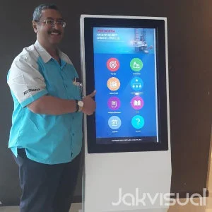 Detail hasil jadi — close-up material & touchscreen