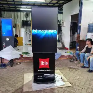 Detail hasil jadi — close-up material & touchscreen