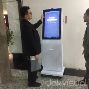Detail hasil jadi — close-up material & touchscreen