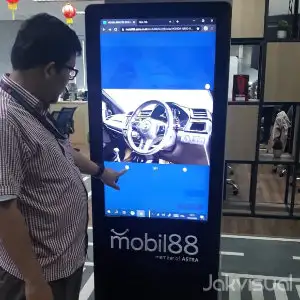 Detail hasil jadi — close-up material & touchscreen
